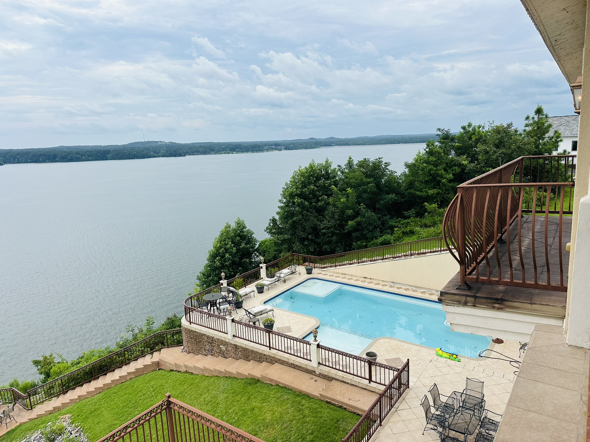 WATERFRONT POOL HOME 5 BEDS 7 BATHROOMS photo 3