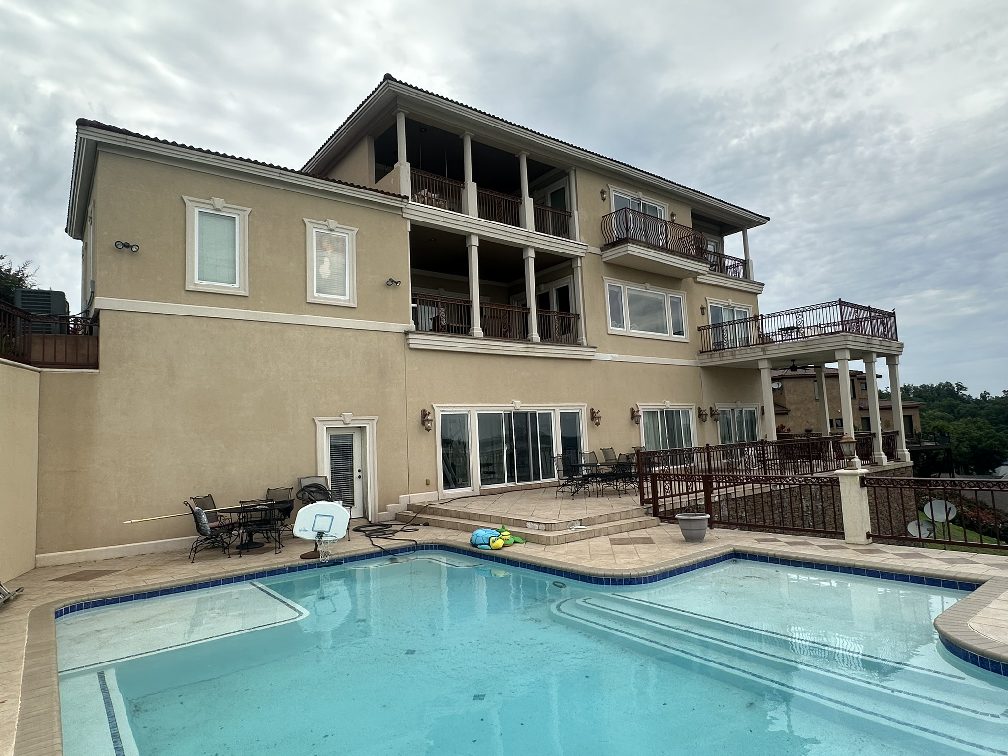 WATERFRONT POOL HOME 5 BEDS 7 BATHROOMS photo 2